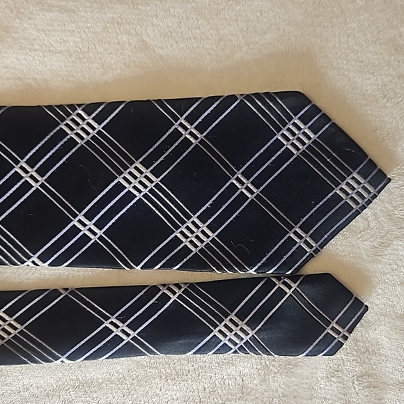 Michael Kors 100% Silk Tie. - Picture 13 of 13